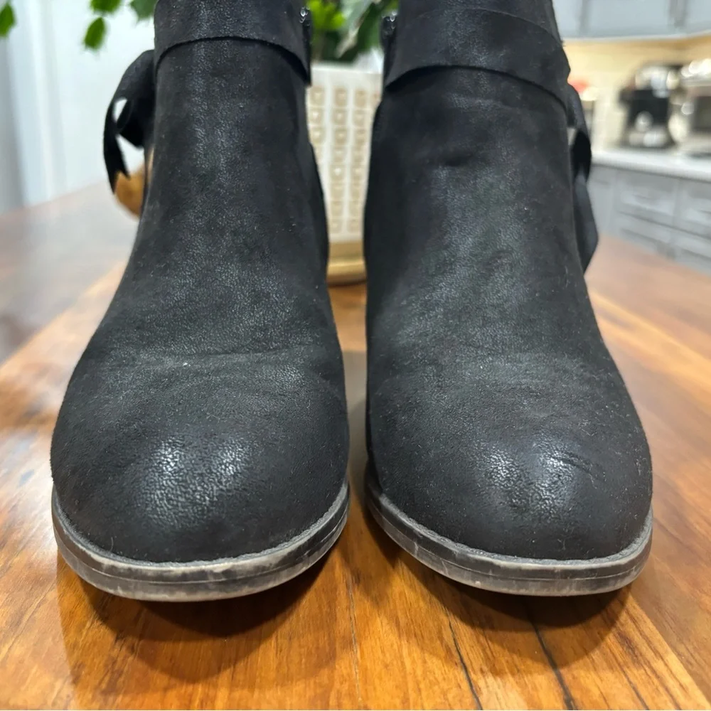 Black Distressed Round Toe Vegan Ankle Baddie Bootie Size 7